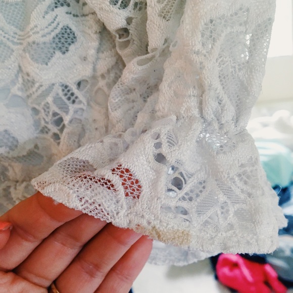 ⭐️5 FOR $25⭐️ LF lace crop top with bow back - Picture 3 of 6